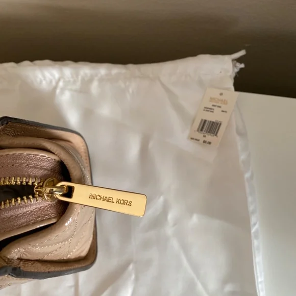 NWT Michael Kors Vivianne Quilted Soft Leather Messenger Purse in Oyster - Picture 3 of 7